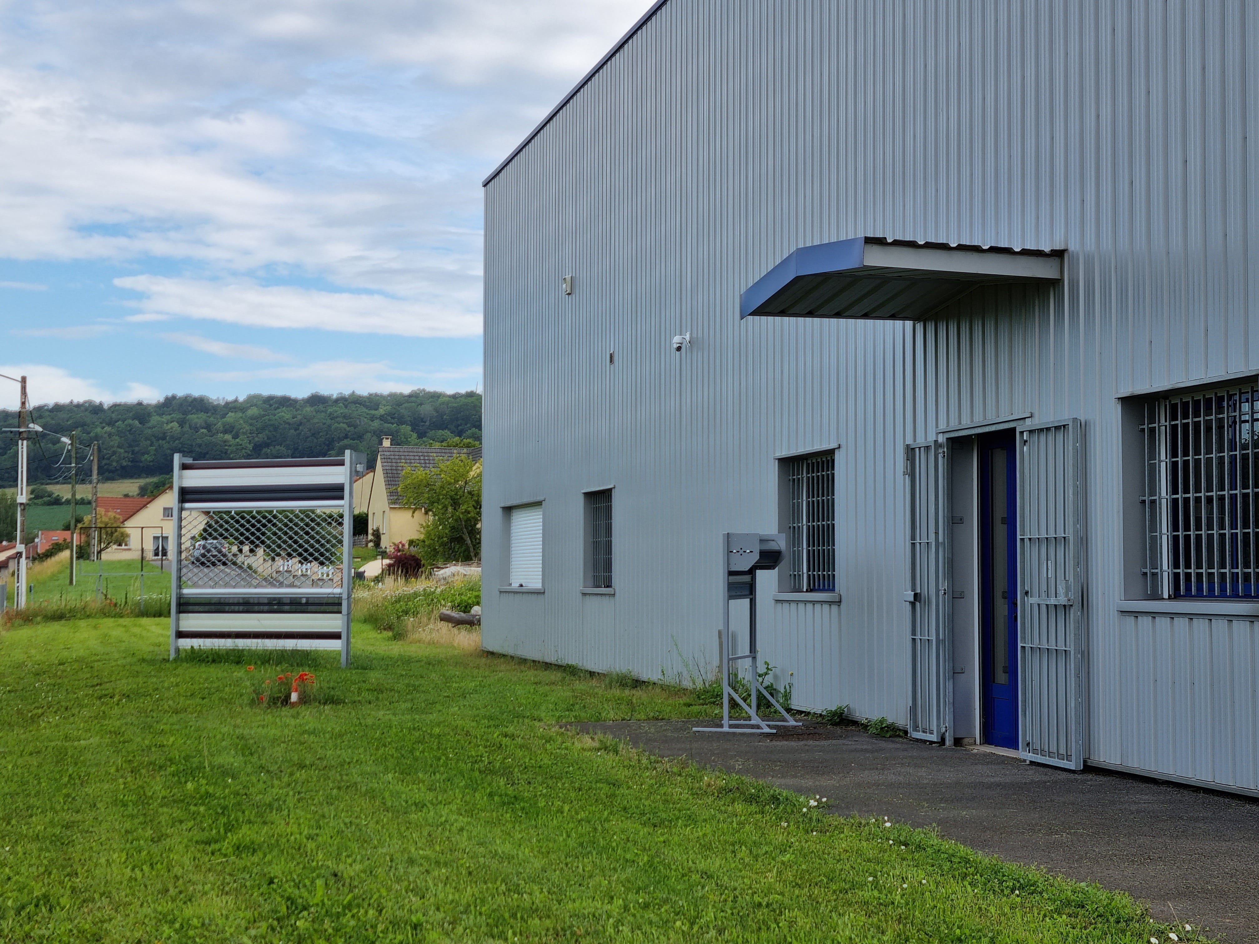 Rideau entreposé à côté du bâtiment de loin