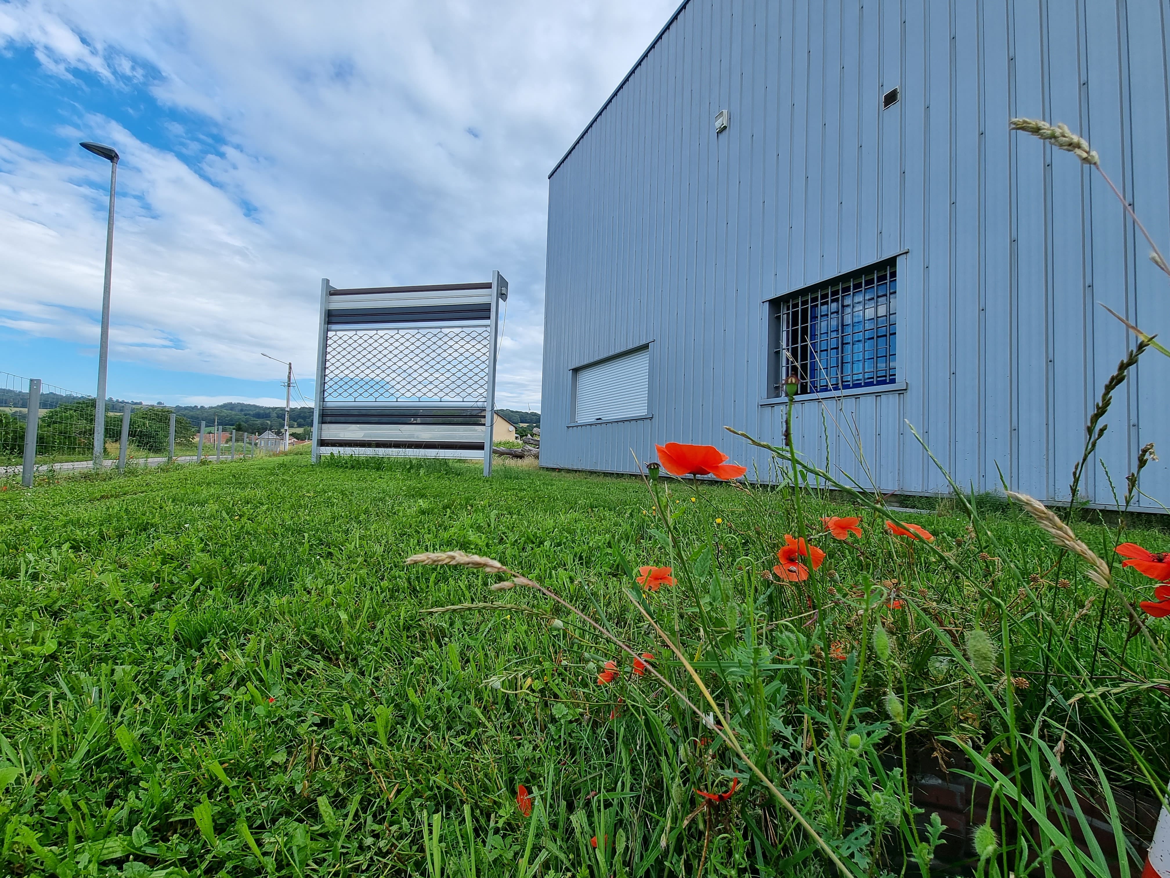 Rideau entreposé à côté du bâtiment de près
